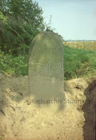 Eichede: Stubben: Grenzstein [Nr. 35] zwischen Amt Steinhorst und Amt Trittau, 1842: Seite Steinhorst: mit Fundamentgraben