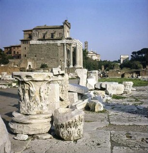 Rom. Forum Romanum. Tempel der Faustina und des Antius. Im Vordergrund Kapitellreste