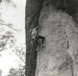 Sächsische Schweiz. Pfaffenstein, Südliche Pfaffenschluchtspitze. Bernd Arnold an "Der Ringlose", Erstbegehung am 10. Oktober 1982
