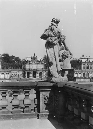 Dresden, Zwinger : Dresden-Altstadt, Zwinger. Blick in den Zwingerhof mit Wallpavillon