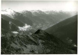 Südtirol, Taufers. Blick vom Speikboden (Sonklarhütte) nach Nordosten auf den Zillertaler Hauptkamm über das Ahrntal