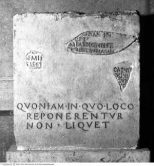 Fragmente der römischen Fasten und neuzeitliche Inschrift aus Anlass ihrer Wiederherstellung
