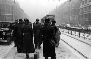 Berlin: Im Schnee wartende Leute (Württenbergplatz)