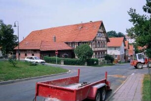 Straße mit anliegenden Häusern und Gehöften