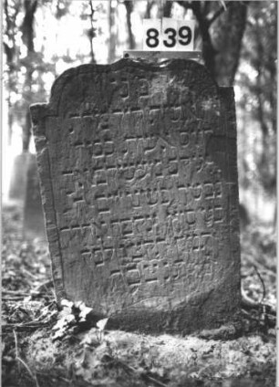 Grabstein 839 (Index: 99899251) Material: Sandstein Zustand: stellenweise angewittert, einige Abbrüche Maße HxBxT: 88x60x9 cm Beschreibung: Stele mit eingezogenem Kielbogenabschluss: Grabstein 839