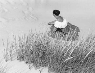 Erika am Ostseestrand von Dänemark. Im Vordergrund Strandhafer. Aufgenommen 1957