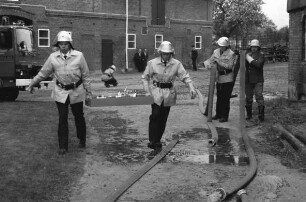 Amtsfeuerwehrfest in Kronshorst: Feuerwehren üben Einsatz bei einem simulierten Großbrand eines Bauernhofes