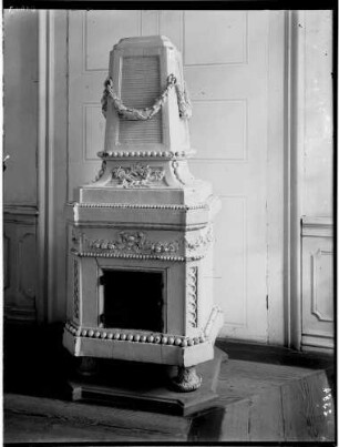 Karlsruhe Schloss Scheibenhardt (Jagdschloss bzw. Hofgut) - Detailaufnahme Ofen im Mittelsaal