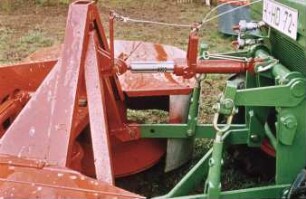 Fotografie: Antriebs- und Anbausystem, Dreipunktaufhängung, Weiste- Dreieck, Oberlenker, Frontanbau, Trommelmähwerk