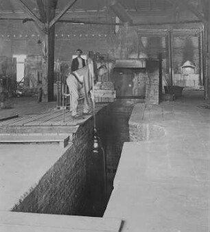 Schwenken der Walze bei geschlossener Trommel : Technikgeschichte | Technologie | Glasfabrikation | Tafelglas | auf rheinische Art