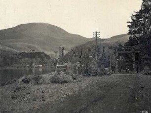 Hakone. Weg am Ashi-See im Fuji-Nationalpark mit Inschriftstele, Steinlaternen und Torii (Eingang zu einem Shintō-Schrein)