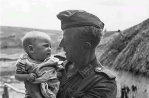 Zweiter Weltkrieg. Zur Einquartierung. Sowjetunion. Franz Grasser mit einem russischen Kleinkind