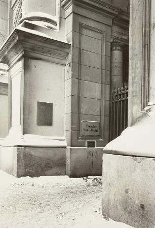 Teil des Portals mit Gedenktafel für W. I. Lenin