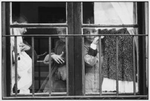 Fuentesaúco. Kinder hinter einem Fenster