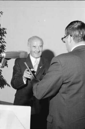 Freiburg: Novotel; Überreichungsurkunde Schüttler und Klaus