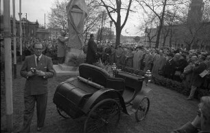 Enthüllung des Carl-Benz-Denkmals an der Kriegsstraße vor der Wirtschaftsoberschule.