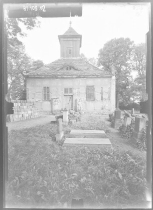 Klein Behnitz (Nauen-Klein Behnitz). Dorfkirche (1779). Eingangsseite über den Friedhof