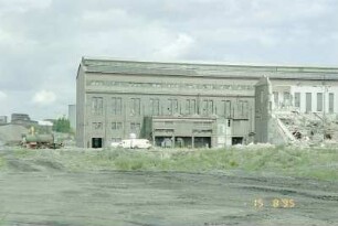 Maschinenhaus Werk II mit geschlossener Giebelwand, Pumpenhaus Maschine 5, 110 kV-Schalthaus (Reste), von SW
