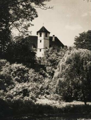 Möggingen am Bodensee. Ansicht des im Jahr 1363 erstmals erwähnten Wasserschlosses Möggingen zur Baumblüte