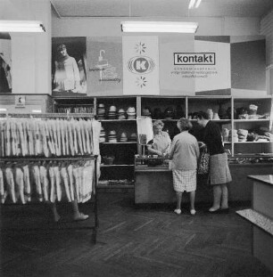 Dresden-Pieschen, Oschatzer Straße 15. Konsum-Kaufhaus "kontakt". Zwei Kundinnen am Verkaufsstand für Hüte und Mützen