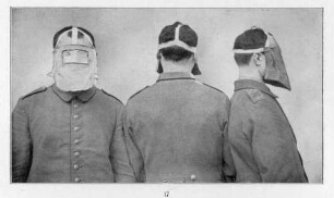 Foto der angelegten französischen M 2-Maske gegen Kampfgas mit durchgehendem Viskosefenster (Druck)