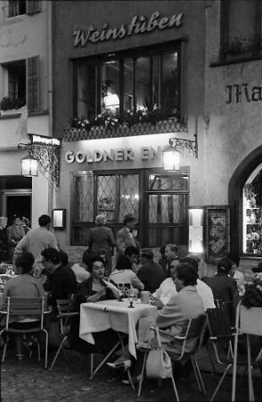 Freiburg: Tische vor dem Gasthaus zum Engel am Münsterplatz