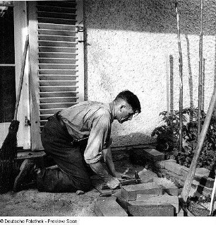 Walter Möbius beim Pflastern : Dresden-Torna, Tornaer Ring 11. Walter Möbius bei der Arbeit an der Terrasse seines Hauses