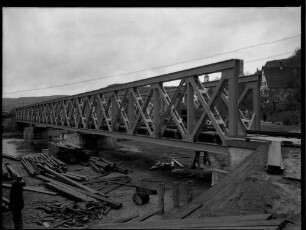 Bahnbrücke über Fluss, Bauarbeiten