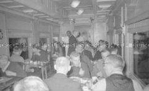 Selbstversenkung des Hochseepassagierdampfers "Columbus" am 19. Dezember 1939, Überführung von Besatzungsangehörigen vom Internierungslager auf Ellis Island in das Internierungslager auf Angel Island, Kalifornien, Während einer Mahlzeit im Speisewagen