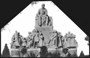 Budapest. Vörösmarty-Denkmal (1908) : Budapest. Denkmal des Dichters Mihály Vörösmarty (1908; Ede Kallós, Ede Telcs, Architektur Géza Márkus) aus Carrara-Marmor auf dem Giselaplatz