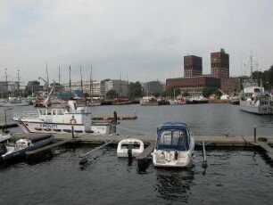 Oslo - Stadthafen und Rathaus : Stadthafen und Rathaus. Aufgenommen in Oslo im September 2004
