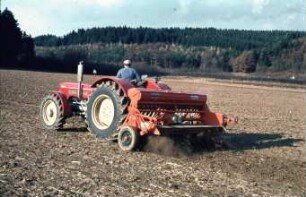 Fotografie: Mulchsaat, Breitsaat, Kastendrillmaschine, Bodenfräse