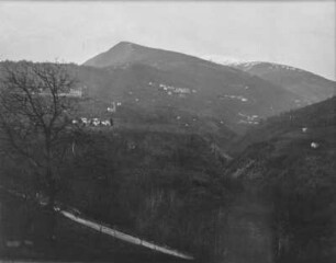 Panoramablick : Blick über eine bergige Landschaft mit einzelnen Siedlungen