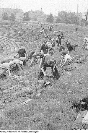 Dresden, Heinz-Steyer-Stadion. Nationales Aufbauwerk Freiwillige Arbeitseinsätze im Stadion, 1952 & Freiwillige Arbeitseinsätze, Juni 1952