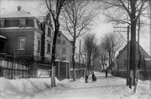 Dorfstraße im Winter : li. Gebäude ist die Villa der Besitzer der Pappenfabrik Gebr. Beyer