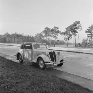 Parkender Personenkraftwagen Borgward Hansa 1100 Cabriolet an der Reichsautobahn von Karl Theodor Gremmler mit amtlichen Kennzeichen der Hansestadt Bremen