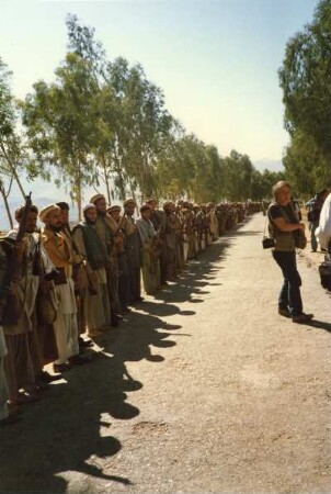 Sindahabad (Afghanistan). Ausbildungslager der Modschahedin. Lange Reihe von Kämpfern. Rechts im Bild der Fotograf Uwe Gerig