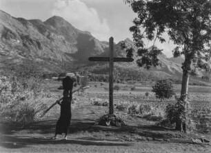 Missionsstation : Wegekreuz nahe einer Mission bei Morogoro