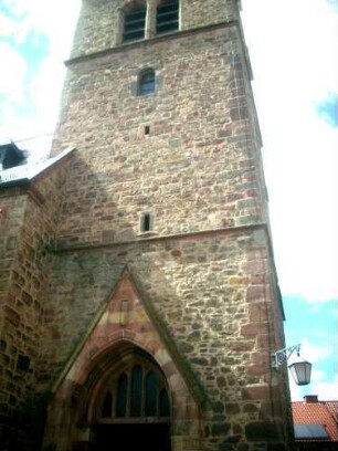 Kirchturm von Süden (gotische Gründung als Chorturm mit Turmchor-Anf 20 Jhd. umgestaltet) in Übersicht-220720120