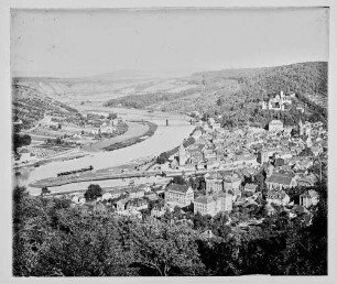 Blick aus Richtung Wartturm auf Wertheim mit Mainspitze, Burg, Eisenbahnbrücke und Maintal