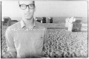 Mann vor Strandkörben (Altersgruppe 18-21)