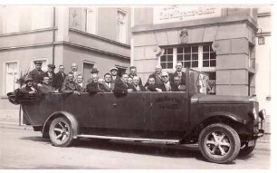 Gruppenporträt beim Ausflug im großen Fahrzeug