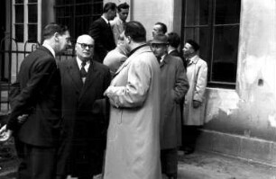 Bonn: Gruppen im Hof mit Prinz Nicolae
