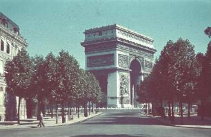 Der Arc de Triomphe in Paris (Aufnahme im Rahmen der Fotokampagne im besetzten Frankreich)