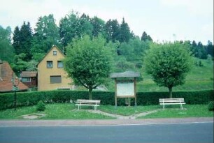 Freifläche mit Bänken an der Hauptstraße