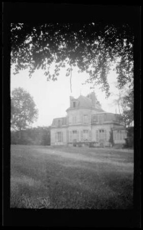 Chavailles (Dep. Aisne, Frankreich): "Schlösschen" (Parkseite, Distanzaufnahme)