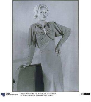 Frau in Kleid