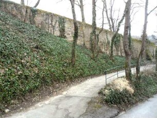 (ehemalige Jakobuskirche)-Ansicht von Nordwesten über Westflanke mit Kirchhofmauer (Steinbrüstung des Wehrgangs erhalten-hölzerner Laufgang und Dach im 18 Jh abgetragen)
