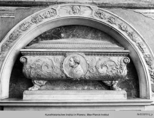Denkmal für Vincenzio Peruzzi in Form eines Arkosolgrabmals mit Epitaph