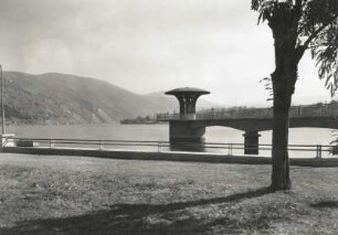Witoschagebirge. Pantscharewo. Kuranlagen mit Brunnenhaus im Stausee